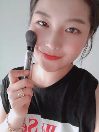엘프 블러쉬, 블랜딩 아이, 디파이닝 아이 브러쉬 3종 — 4점을 준 리뷰어가 2019년 3월 올린 사용 사진