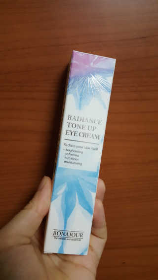 보나쥬르 래디언스 톤업 아이크림 30ml — 4.83점을 준 리뷰어가 2018년 8월 올린 사용 사진