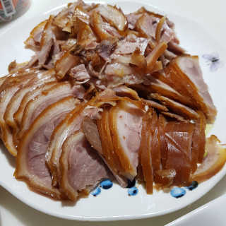 행복먹거리공작소 맥족. 맥주에 빠진 족발 550g + 마늘소스 70g — 5점을 준 리뷰어가 2020년 2월 올린 사용 사진