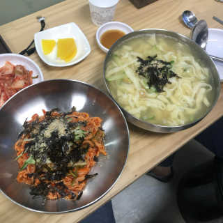 칼국수에끌림 [칼국수에 끌림] 손칼국수+비빔칼국수+왕만두4개 — 5점을 준 리뷰어가 2018년 9월 올린 사용 사진