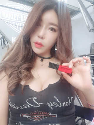 우드버리 울트라 에이치디 스무디 벨벳 틴트 — 5점을 준 리뷰어가 2019년 6월 올린 사용 사진