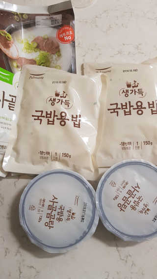 [풀무원] 사골곰탕국밥 황태해장국밥 — 4.17점을 준 리뷰어가 2018년 6월 올린 사용 사진
