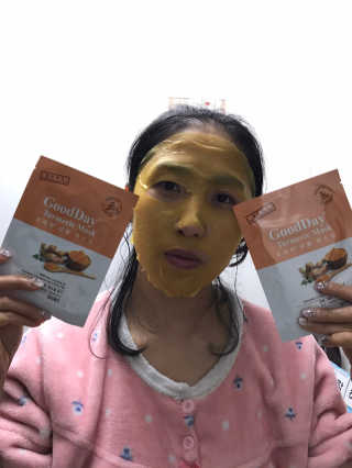 GoodDay Skincare GoodDay 강황 마스크 — 5점을 준 리뷰어가 2020년 2월 올린 사용 사진