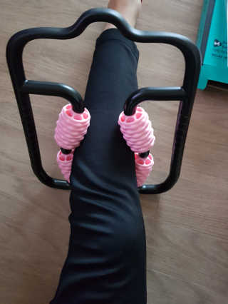 뭅뭅 바디핏레그롤러 종아리 허벅지 하체 마사지기 — 3점을 준 리뷰어가 2019년 11월 올린 사용 사진
