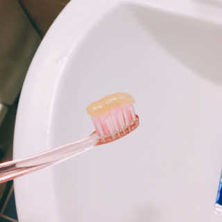 큐어스크립트 닥터폴스 치약 바닐블랙티향 — 5점을 준 리뷰어가 2018년 3월 올린 사용 사진