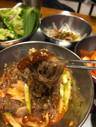 [동네맛집족발] 4개 족발 중 택1 — 4.5점을 준 리뷰어가 2020년 1월 올린 사용 사진