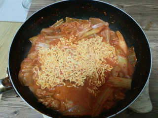 땡땡쿡 더실비김치찌개 2인분 710g 라면사리 포함 — 4.5점을 준 리뷰어가 2020년 2월 올린 사용 사진