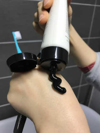 the naked object 디블랙팩치약 디블랙칫솔 세트 — 5점을 준 리뷰어가 2019년 1월 올린 사용 사진