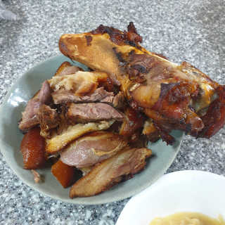 행복먹거리공작소 맥족. 맥주에 빠진 족발 550g + 마늘소스 70g — 5점을 준 리뷰어가 2020년 3월 올린 사용 사진