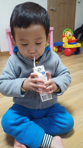 매일우유 멸균 매일우유 저지방 2프로 멸균 핑크퐁 에디션 6입 — 5점을 준 리뷰어가 2018년 1월 올린 사용 사진