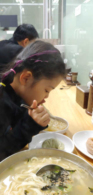 칼국수에끌림 [칼국수에 끌림] 손칼국수+비빔칼국수+왕만두4개 — 5점을 준 리뷰어가 2018년 10월 올린 사용 사진