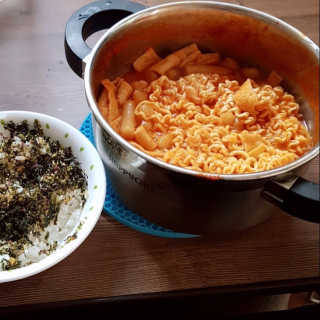 홍대미미네국물떡볶이 [홍대미미네]오리지널 국물 떡볶이4팩 + 라면사리 — 5점을 준 리뷰어가 2019년 4월 올린 사용 사진
