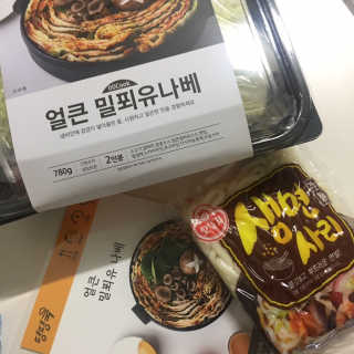 땡땡쿡 얼큰 밀푀유 나베 2인분 980g 우동사리 포함 — 5점을 준 리뷰어가 2020년 1월 올린 사용 사진