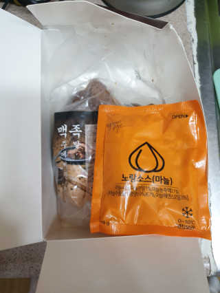 행복먹거리공작소 맥족. 맥주에 빠진 족발 550g + 마늘소스 70g — 5점을 준 리뷰어가 2020년 1월 올린 사용 사진