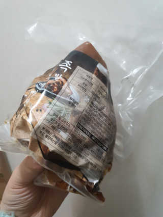 행복먹거리공작소 맥족. 맥주에 빠진 족발 550g + 마늘소스 70g — 5점을 준 리뷰어가 2020년 2월 올린 사용 사진