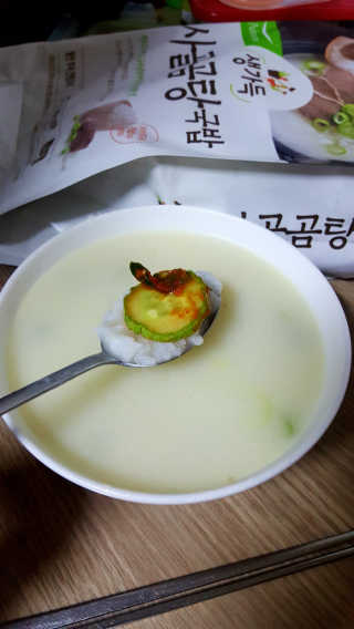[풀무원] 사골곰탕국밥 황태해장국밥 — 5점을 준 리뷰어가 2018년 6월 올린 사용 사진