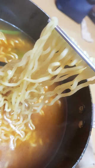 라면 그대로가 제일 맛있는 더엄마라면 — 3점을 준 리뷰어가 2019년 6월 올린 사용 사진