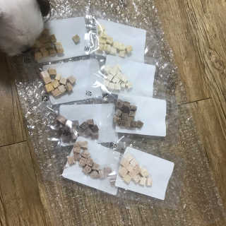 펫츠플레이트 동결건조간식 기호성 테스트 8종 — 4.5점을 준 리뷰어가 2018년 5월 올린 사용 사진