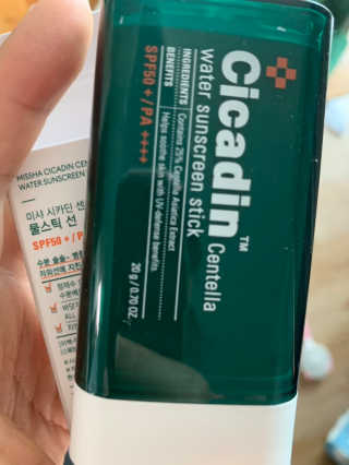 [미샤] 시카딘 센텔라 물스틱 선 SPF 50+ PA++++ — 4점을 준 리뷰어가 2019년 4월 올린 사용 사진