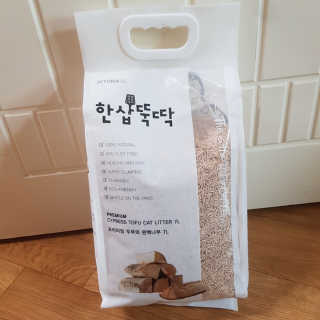[펫토리아]한삽뚝딱 프리미엄 고양이 두부모래 — 4점을 준 리뷰어가 2019년 8월 올린 사용 사진