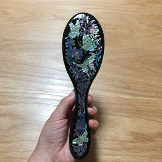 Antique Alive  두피마사지 원목 나전칠기 헤어브러쉬 — 5점을 준 리뷰어가 2018년 7월 올린 사용 사진