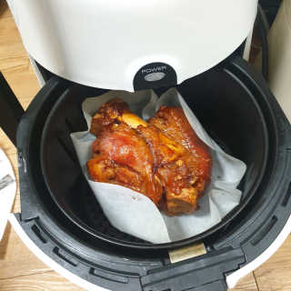 행복먹거리공작소 맥족. 맥주에 빠진 족발 550g + 마늘소스 70g — 3점을 준 리뷰어가 2020년 3월 올린 사용 사진