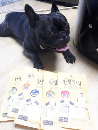 [펫토리아]짜먹는 한입뚝딱 강아지.고양이 마약간식 — 4점을 준 리뷰어가 2019년 8월 올린 사용 사진
