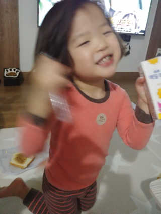 매일우유 멸균 매일우유 저지방 2프로 멸균 핑크퐁 에디션 6입 — 4점을 준 리뷰어가 2017년 12월 올린 사용 사진