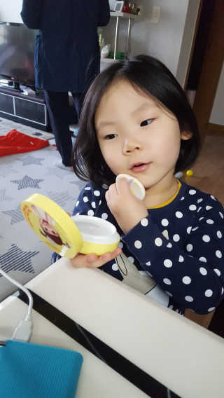 아토팜 톡톡 페이셜 선팩트 SPF43 PA+++ — 5점을 준 리뷰어가 2018년 4월 올린 사용 사진