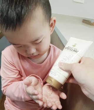 뷰티여우_아토클리닉 [아토클리닉] 아기들이 쓰는 보습, 진정 수딩젤 2개 — 5점을 준 리뷰어가 2019년 5월 올린 사용 사진