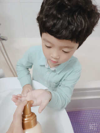 뷰티여우_아토클리닉 [아토클리닉] 우리 아이가 좋아하는 버블폼 — 5점을 준 리뷰어가 2019년 5월 올린 사용 사진