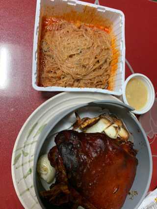 행복먹거리공작소 맥족. 맥주에 빠진 족발 550g + 마늘소스 70g — 3점을 준 리뷰어가 2020년 1월 올린 사용 사진