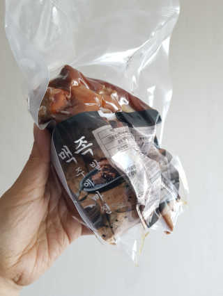 행복먹거리공작소 맥족. 맥주에 빠진 족발 550g + 마늘소스 70g — 5점을 준 리뷰어가 2020년 2월 올린 사용 사진
