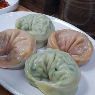 칼국수에끌림 [칼국수에 끌림] 손칼국수+비빔칼국수+왕만두4개 — 5점을 준 리뷰어가 2018년 10월 올린 사용 사진