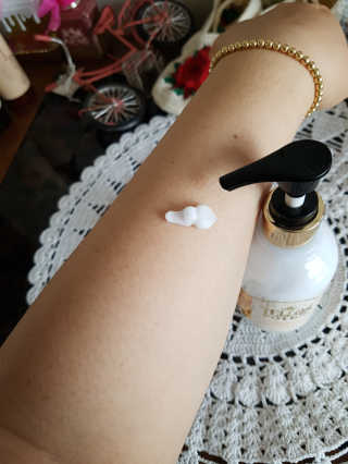 바디홀릭 인샤워 바디퍼퓸 옐로우포션 250ML — 4.5점을 준 리뷰어가 2019년 4월 올린 사용 사진