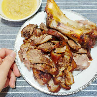 행복먹거리공작소 맥족. 맥주에 빠진 족발 550g + 마늘소스 70g — 5점을 준 리뷰어가 2020년 1월 올린 사용 사진