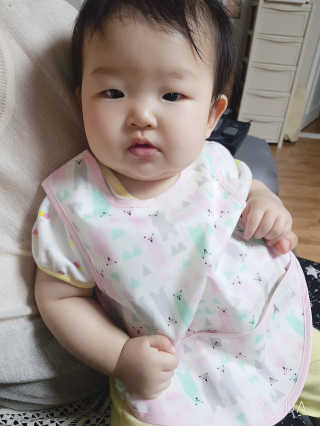 [베이비앤아이] 클린 이유식 방수 턱받이 — 4점을 준 리뷰어가 2019년 7월 올린 사용 사진