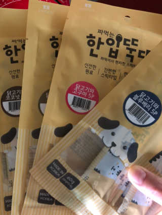 [펫토리아]짜먹는 한입뚝딱 강아지.고양이 마약간식 — 4점을 준 리뷰어가 2019년 7월 올린 사용 사진