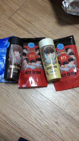 한국야쿠르트 콜드브루, 핫브루 BTS 일러스트 — 5점을 준 리뷰어가 2018년 11월 올린 사용 사진