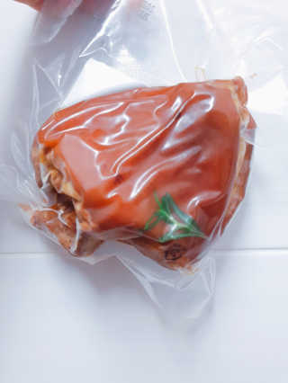 행복먹거리공작소 맥족. 맥주에 빠진 족발 550g + 마늘소스 70g — 4.5점을 준 리뷰어가 2020년 2월 올린 사용 사진