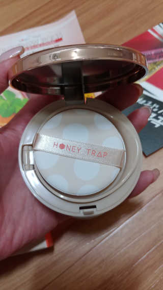 Honey Trap 톤 업 파운데이션 쿠션(W22.5,C17.5) — 4.5점을 준 리뷰어가 2018년 3월 올린 사용 사진