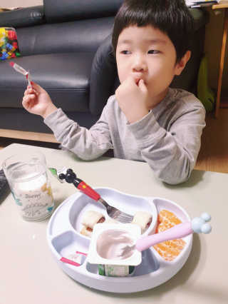 유비맘 캐릭터 실리콘 흡착 식판_색상 랜덤발송 — 5점을 준 리뷰어가 2020년 2월 올린 사용 사진