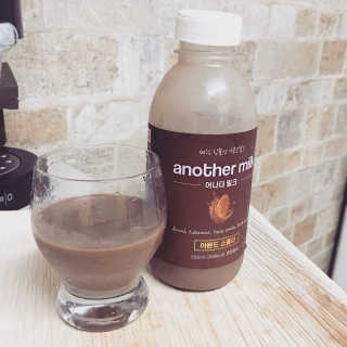 식사대용 아몬드밀크 어나더밀크 500ml X 2병 — 5점을 준 리뷰어가 2018년 9월 올린 사용 사진