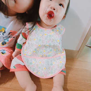[베이비앤아이] 클린 이유식 방수 턱받이 — 4점을 준 리뷰어가 2019년 7월 올린 사용 사진