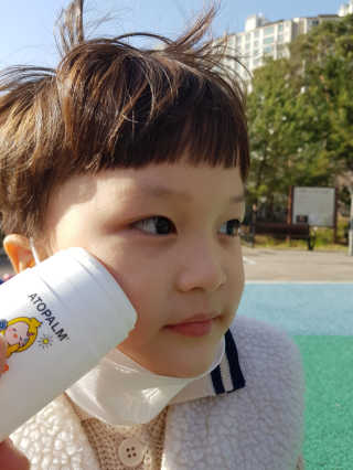 아토팜 야외놀이 선스틱 SPF50+ PA++++ — 5점을 준 리뷰어가 2020년 3월 올린 사용 사진