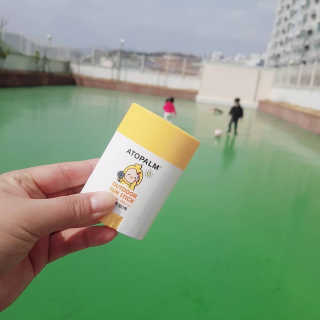 아토팜 야외놀이 선스틱 SPF50+ PA++++ — 5점을 준 리뷰어가 2020년 3월 올린 사용 사진