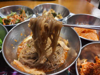 [동네맛집족발] 4개 족발 중 택1 — 5점을 준 리뷰어가 2020년 1월 올린 사용 사진