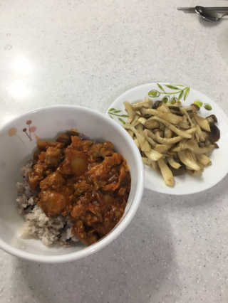뜰아채유통 춘천닭갈비덮밥소스와 머쉬마루 버섯 — 5점을 준 리뷰어가 2018년 10월 올린 사용 사진