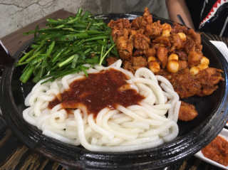 고향원조숯불닭갈비 [고향산천원조숯불닭갈비] 뼈없는 숯불닭갈비 2인세트 — 4.67점을 준 리뷰어가 2018년 10월 올린 사용 사진