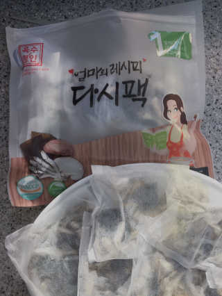 육수명인 엄마의 레시피 다시팩 1번 — 5점을 준 리뷰어가 2019년 4월 올린 사용 사진